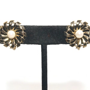 Vintage Gold Tone and Pearls Clip on Earrings.