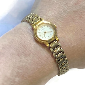 Vintage Seiko Gold Tone Round White Face Ladies Analog Wrist Watch, Seiko Hallmark, Seiko Watch Bracelet, 6&quot; Band, New Battery.
