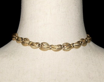 Collana a maglie a foglia regolabile Trifari vintage anni '60 color oro da 14 a 16 pollici con chiusura a gancio. Marchio Trifari.