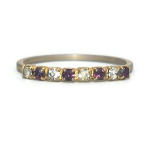 Vintage Gold Ton mit lila und klaren Strasssteinen Größe 7 Ring.