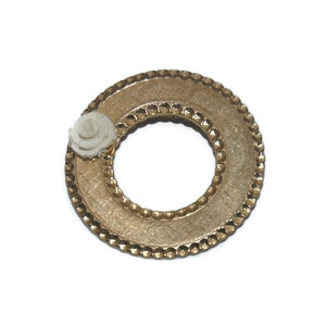 Vintage Gold Ton Runde Brosche mit weißer Keramik Blume.