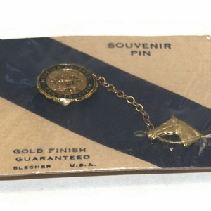 Vintage goudkleurige en zwart geëmailleerde San Francisco Mission Dolores-souvenirspeld met paardenhoofd op originele kaart.