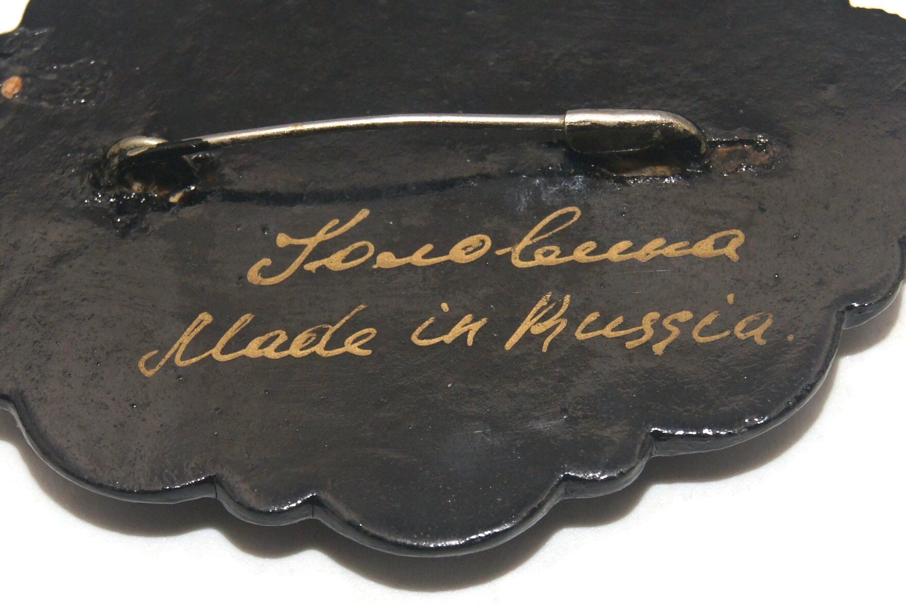 Broche Russe Peinte à La Main - Motif Fleurs, Artiste Boikova, Bois - Neuf Avec étiquettes