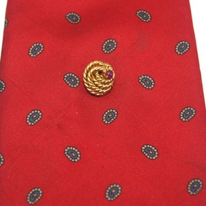 Vintage goudkleurige opgerolde knoop en ronde granaat stropdas met ketting.