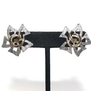 Vintage Sarah Coventry Signed 1970s Silver and Gold Tone Swirl Clip en pendientes. Sello SARAHCOV.