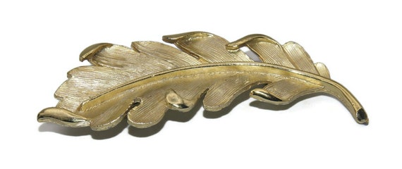 Vintage Textured Gold Tone Leaf Brooch. - image 3