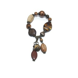 Pulsera de cuentas elásticas de 7 pulgadas en tono dorado vintage, plástico y piedra.