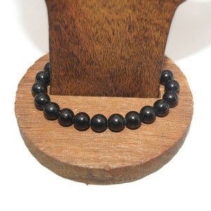 Vintage zwarte steen op zwart elastisch koord 6 1/2 inch kralen armband.