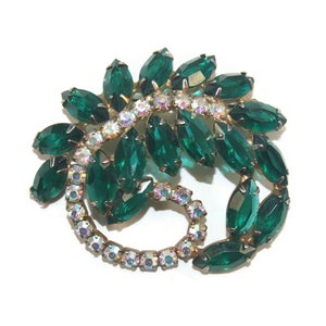 Prachtige Vintage Juliana Gold Tone, Green Glass en AB Steentjes Broche.