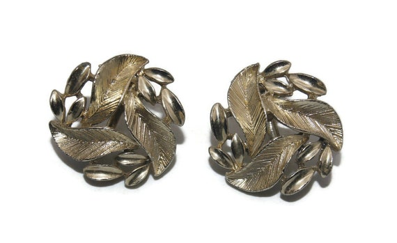 Vintage Lisner Gold Tone Leaves Screw Back Earrin… - image 2