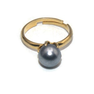 Vintage Gold Tone and Faux Silver Pearl Size 6 Adjustable Ring.