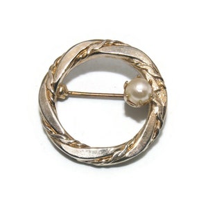 Small Vintage Gold Tone and Faux Pearl Wreath Brooch.