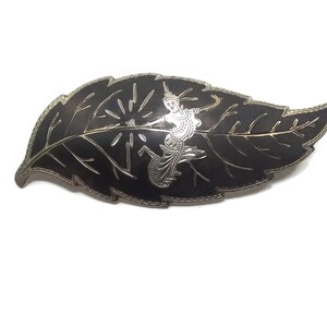 Vintage Siam Sterling Silber Niello Ware Blatt Brosche Darstellung Mekkalah Göttin des Blitzes. Mit S in Diamond und Siam Sterling gepunzt.