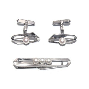 Vintage Mikimoto Sterling Silver y Akoya Pearls Tie Clip y Matching Cuff Links. Sello S y M.