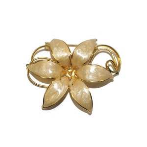 Vintage Gold Tone and Peach Enamel Flower Brooch.
