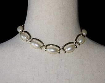 Vintage Gold Ton und Kunstperlen 12 bis 17 Zoll Verstellbare Choker Halskette mit Hakenverschluss.