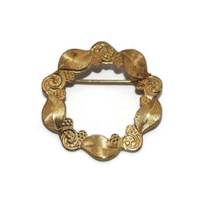 Vintage Gold Tone Floral Leaves Wreath Brooch.