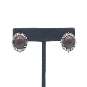 Puces d&#39;oreilles argentées et marron, Puces d&#39;oreilles ovales en plastique lucite marron vintage, pour oreilles percées, à porter au quotidien, en affaires.