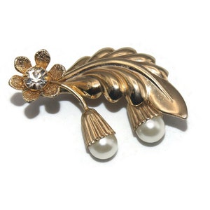 Vintage Gold Tone, Clear Rhinestone and Faux Pearls Floral Brooch.