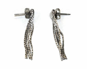 Aretes colgantes con flecos en tono plateado vintage de Avon con postes para orejas perforadas. Sello de Avon.