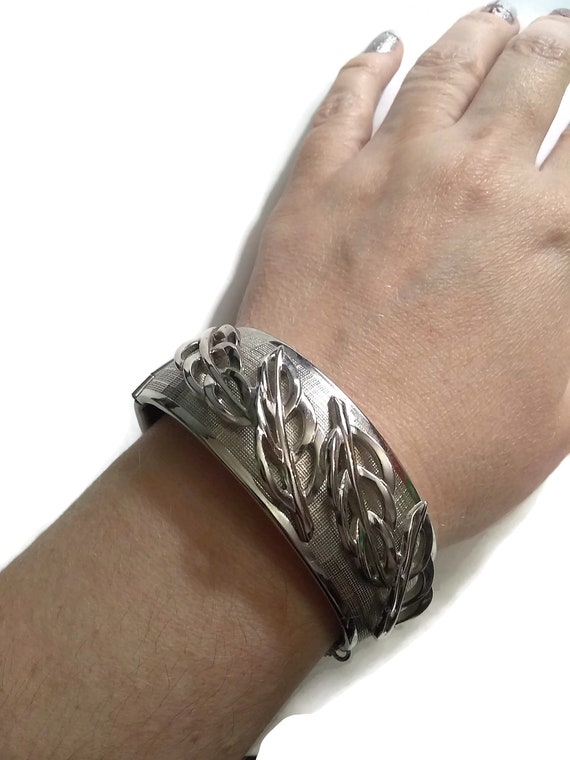 Free US shipping Whiting Davis Silver textured Leaf Bangle Bracelet