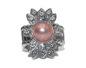 Anello elastico regolabile con fiore, misura 8, in argento vintage, strass trasparenti e perle finte rosa.