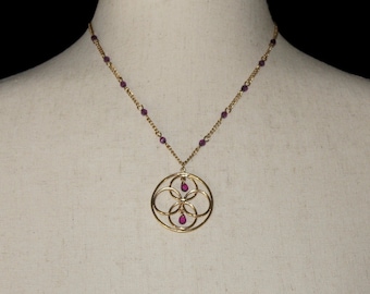 Colgante Vintage Avon Gold Tone y Faux Amethyst Beads Circle en cadena de 17 pulgadas con cierre de garra de langosta. Etiqueta de sello distintivo de Avon.
