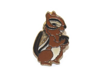 Pin de solapa o alfiler de corbata vintage con forma de ardilla en tonos dorados, marrón, negro y blanco esmaltados.