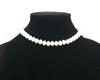 Collana vintage trifari con perline in plastica bianca e tono oro da 15 a 16 pollici regolabile con chiusura a gancio. Marchio Trifari Hallmark e Crown "T" Tag.