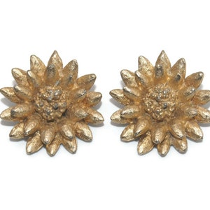 Vintage Gold Tone Flower Clip on Earrings.