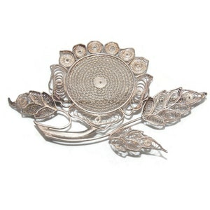 Vintage Sterling Silver Delicate Filigree Floral Design Brooch.