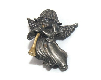 Broche de chifre de sopro de anjo vintage em estanho e dourado.