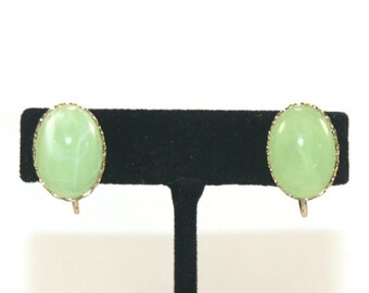 Vintage tono de oro y resina verde ovalado clip domed en pendientes.