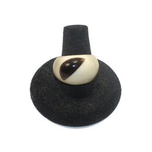 Vintage Light Brown with Dark Brown Inlay Size 8 1/2 Plastic Statement Ring.