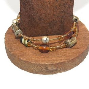 Pulsera con cuentas de alambre de memoria de 7 pulgadas en tono dorado vintage.