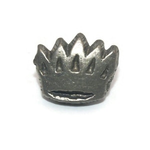 Kleine Vintage Silber Ton Zinn Krone Tiara Anstecknadel. Krone Scatter Pin.