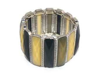 ton argent vintage avec bracelet à maillons élastiques en résine verte, jaune et noire de 7 pouces.