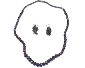 Vintage Purple Glass Faceted Graduated Bead 20 Inch Necklace avec Clasp magnétique et Boucles d’oreilles assorties Dangle avec Hook Backs.