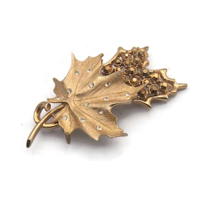 Sarah Coventry Vintage Gold Tone Maple Leaf 1950s Brooch, Sarah Cov Hallmark, Clear and Golden Rhinestones, Leaf Brooch, Gift for Her.