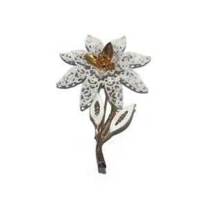 Vintage Gold Ton und Weiße Emaille Blumen Brosche.
