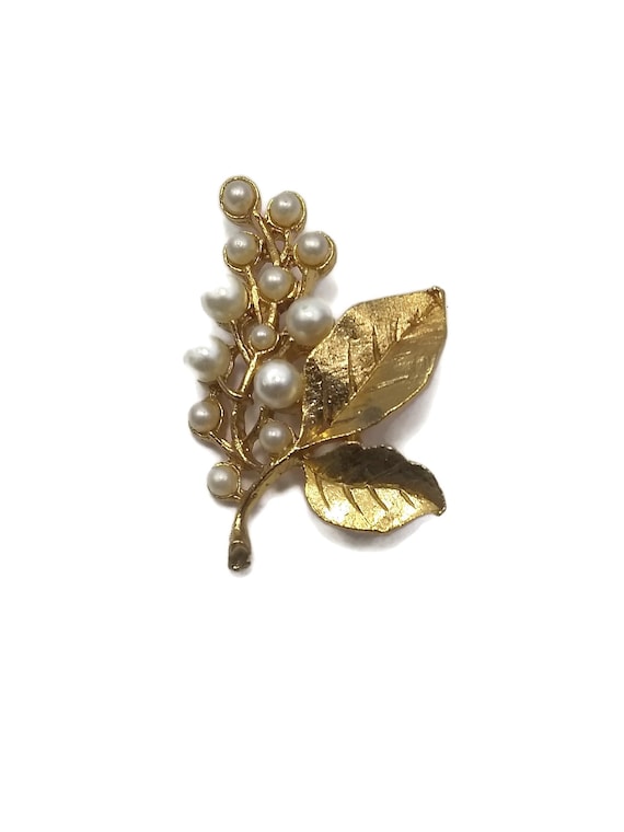 Attractive Vintage Gold Tone and Faux Pearls Flora