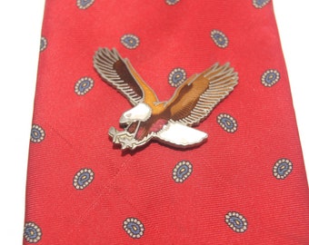 Vintage zilveren toon met meerkleurige emaille Flying Eagle-stropdas, reversspeld.