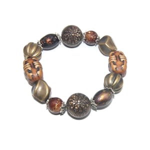 Pulsera elástica de 7 pulgadas con cuentas de tono dorado vintage, tono plateado, latón, madera y plástico.