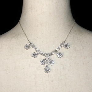 Colar de babador ajustável em tom de prata vintage e strass transparentes de 16 a 19 polegadas com fecho de garra de lagosta.