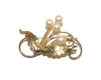 Classy and Delicate Vintage Gold Tone and Faux Pearls Floral Brooch.