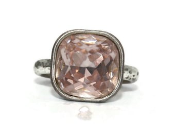 Anello vintage color argento con cabochon sfaccettato in resina rosa. Anello importante, taglia 8.