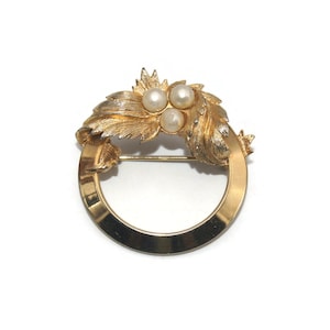 Vintage Sarah Coventry Gold Tone and Faux Pearls Flower Brooch. Sarah Cov Hallmark.
