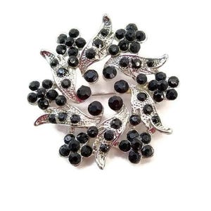 Attractive Vintage Silver Tone and Black Rhinestone Flower Pin / Brooch. Floral Pinwheel Brooch. Rhinestone Flowers Accent Silver Wreath.