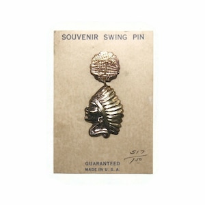 Vintage Gold Tone Wichita Kansas US Post Office & Court House Souvenir Swing Pin Spilla su Carta Originale.