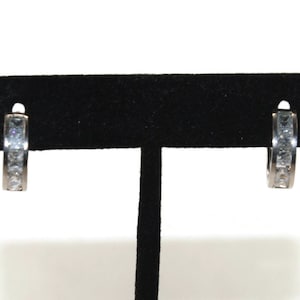 Vintage örhängen i sterlingsilver med cZ-detaljer och gångjärnsförslutna öron med spärr för hål i öronen. Stämplade JTO 925.